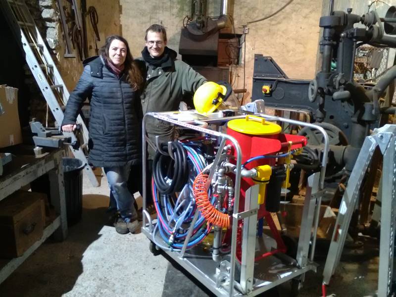 hydrogommeuse et compresseur intégré sur chariot mobile