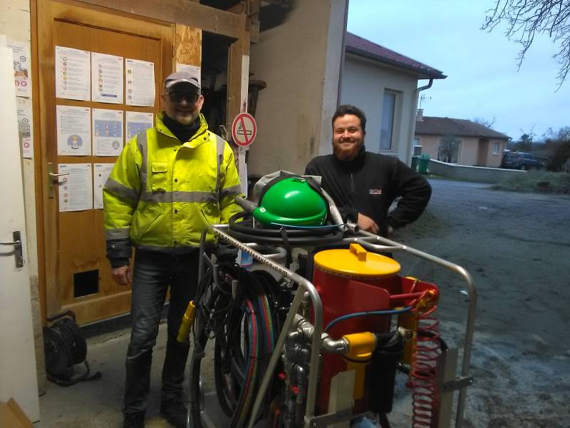 hydrogommeuse et compresseur intégré sur chariot mobile