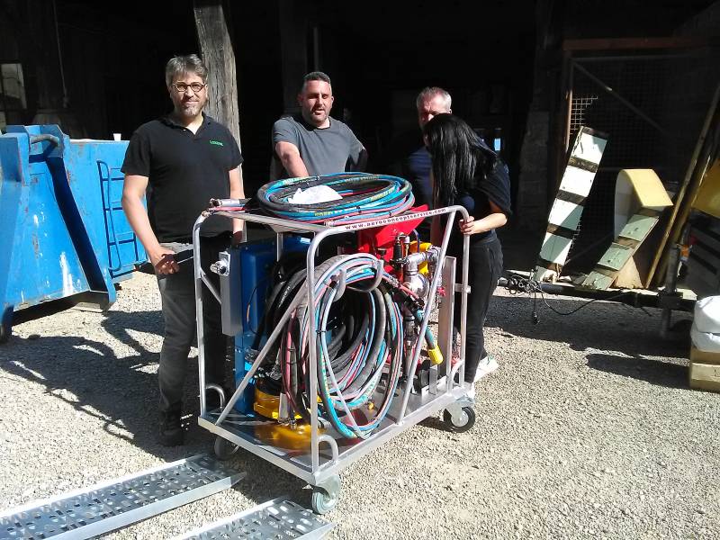 hydrogommeuse et compresseur intégré sur chariot mobile